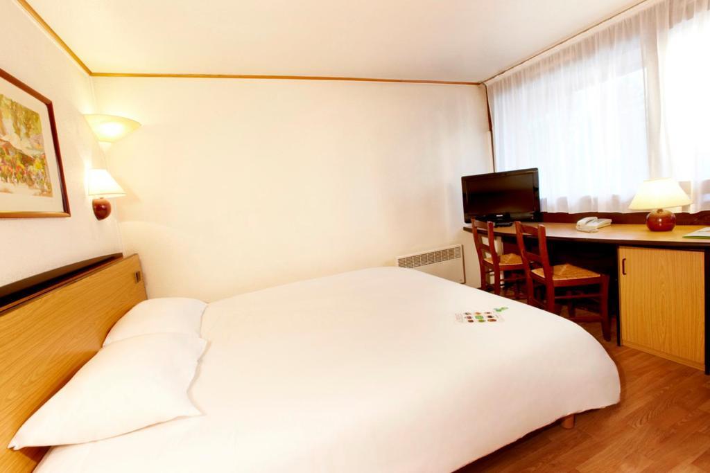 Campanile Hotel Mayenne Chambre photo