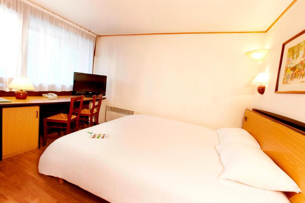 Campanile Hotel Mayenne Chambre photo