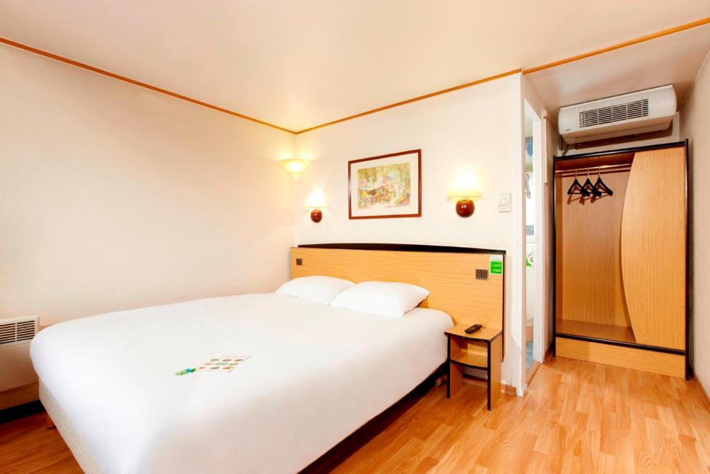 Campanile Hotel Mayenne Chambre photo