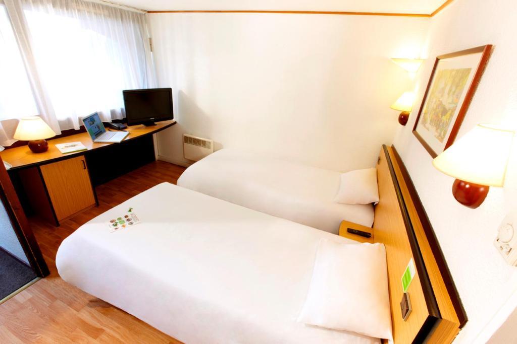 Campanile Hotel Mayenne Chambre photo