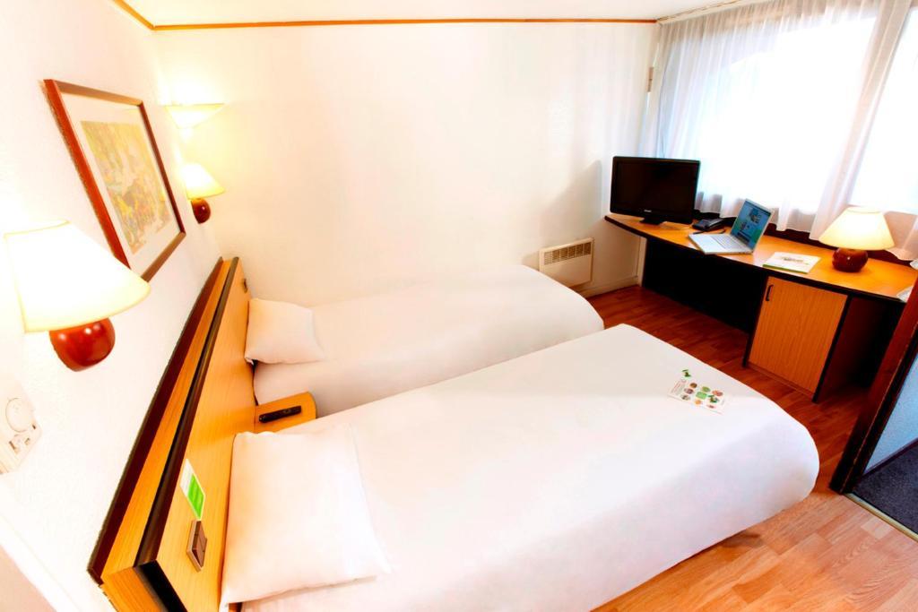 Campanile Hotel Mayenne Chambre photo