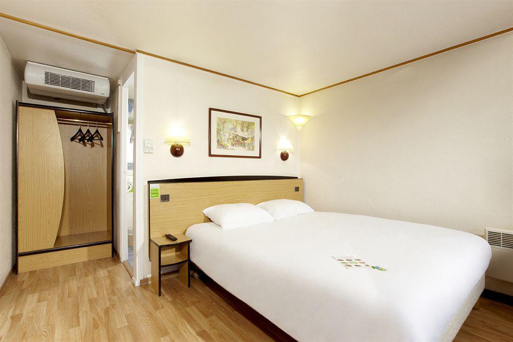 Campanile Hotel Mayenne Chambre photo