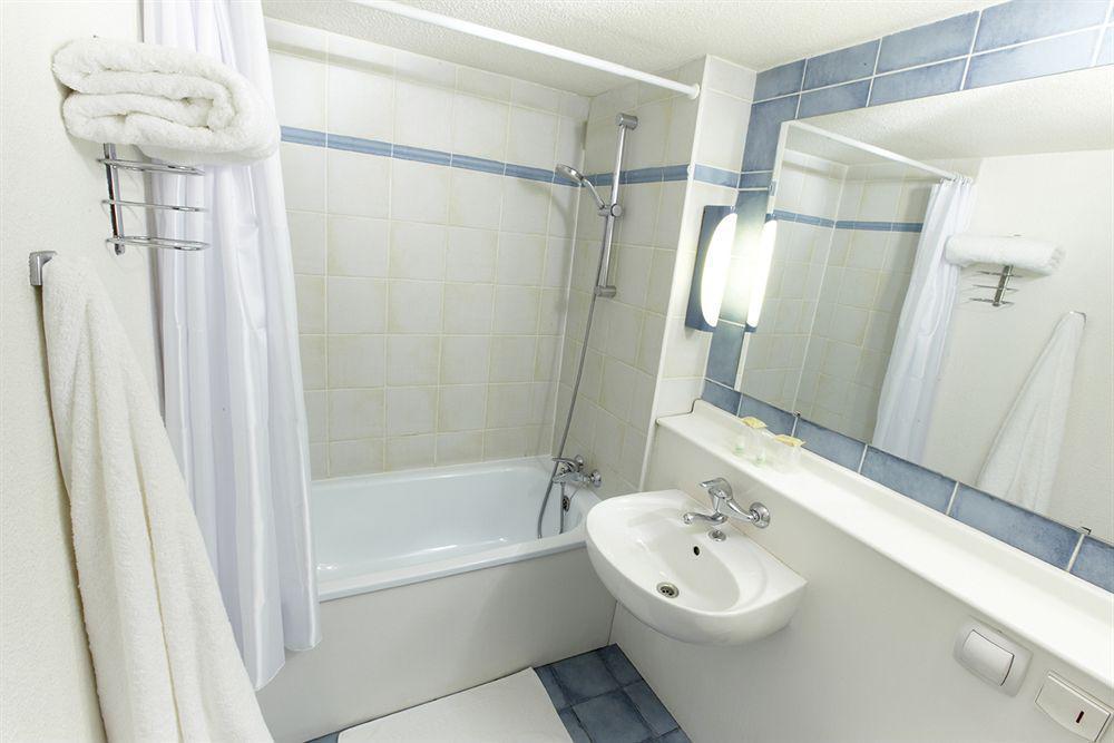 Campanile Hotel Mayenne Extérieur photo
